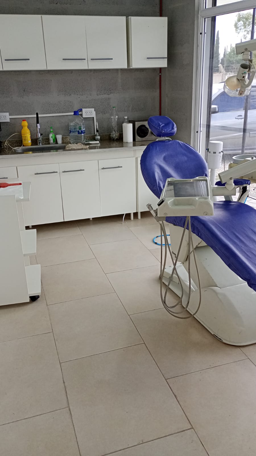 Silla odontológica moderna con equipamiento