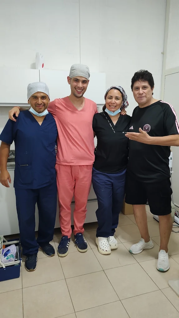 Interior del consultorio odontológico con equipamiento moderno