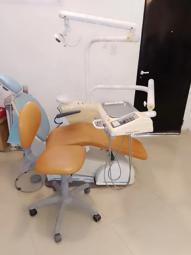 Silla odontológica moderna con equipamiento